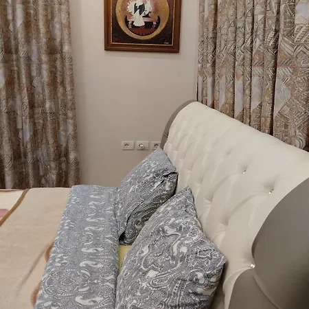Dhoma Romantike , Qetesi Absolute! Konukevi *