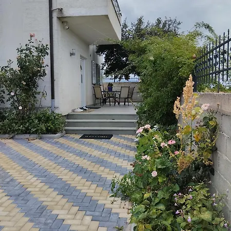 Dhoma Romantike , Qetesi Absolute! Konukevi