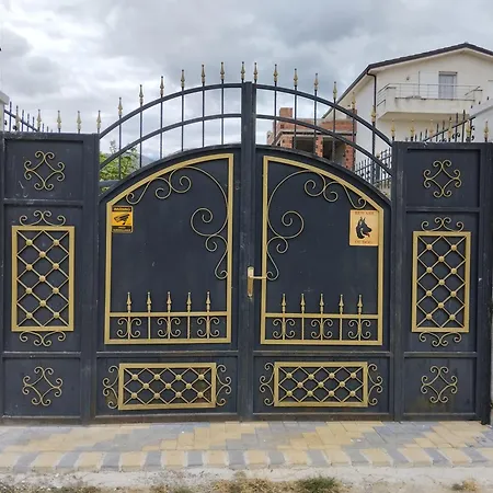 Dhoma Romantike , Qetesi Absolute! Konukevi